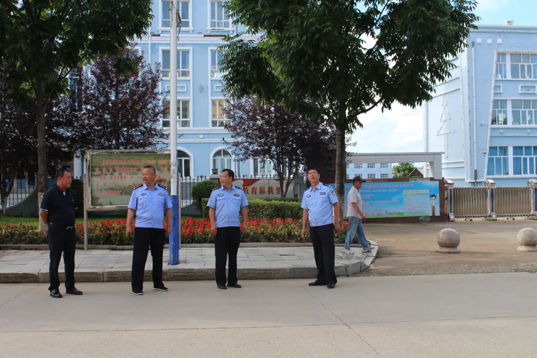 包含今晚突围战来临,底特律活塞围绕社区盾队长鼓劲,赛场秩序良好,赛程密集仍需轮换的词条 包含今晚突围战来临,底特律活塞围绕社区盾队长鼓劲,赛场秩序良好,赛程密集仍需轮换的词条